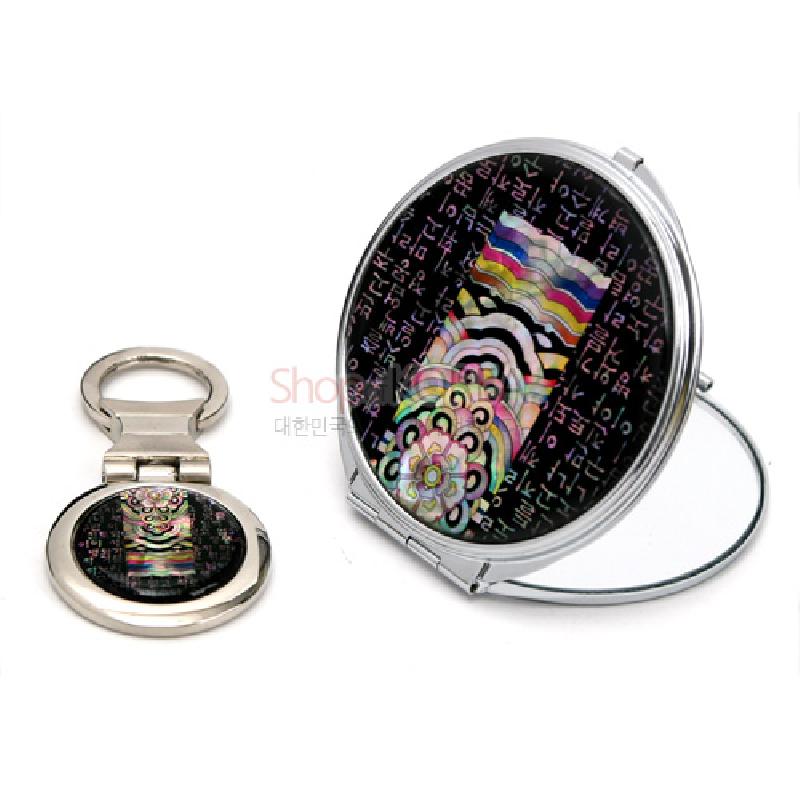 검은 바탕 위 자개 상감으로 단청 무늬와 시조 한글 글자를 표현한 금속 테두리 손거울 2종 세트.