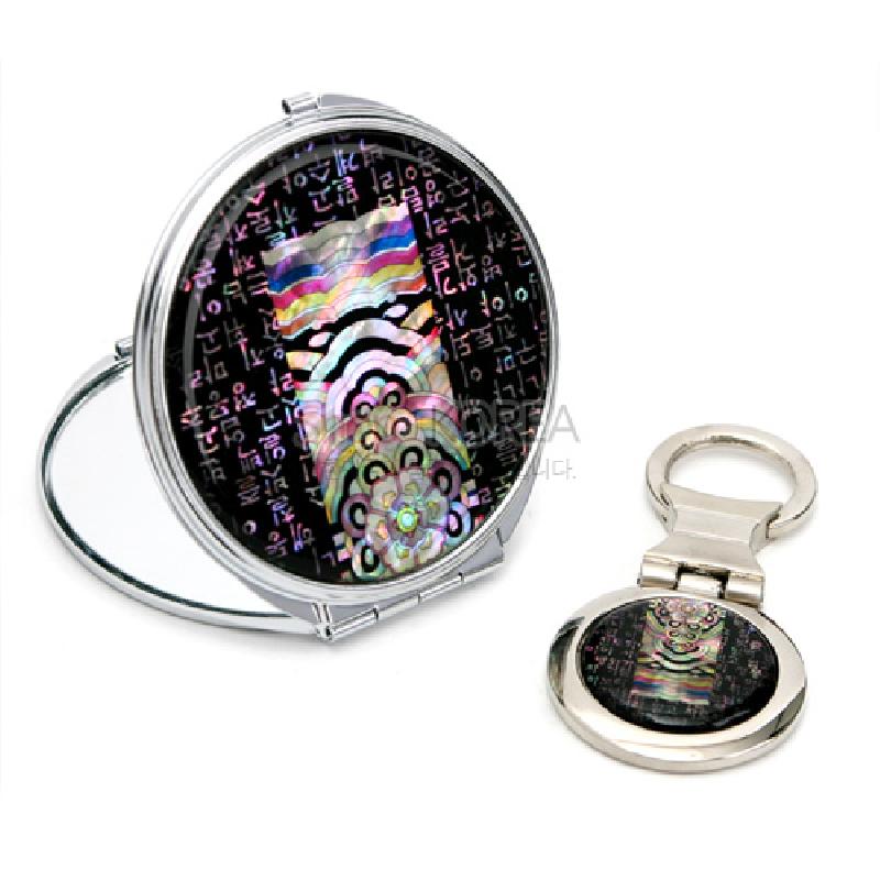 칠흑색 바탕에 자개 상감으로 단청 무늬와 한글 문양을 넣은 금속 손거울 세트.