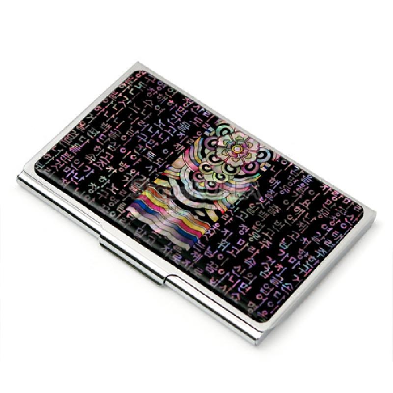 금속 케이스 위 자개 상감 기법으로 시조 한글문과 단청 문양을 담은 다채로운 색상의 명함집. 금속 케이스 위 자개 상감 기법으로 시조 한글문과 단청 문양을 담은 다채로운 색상의 명함집.