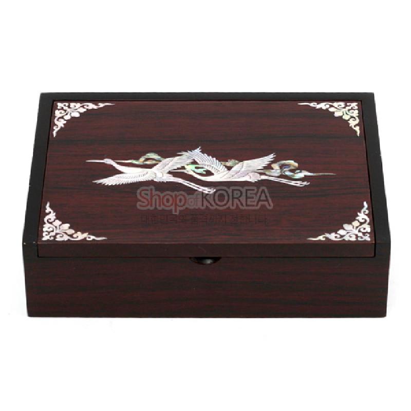 짙은 갈색 옻칠 바탕에 구름과 학 자개 상감 문양, 모서리 백색 장식이 있는 직사각 명함함. 짙은 갈색 옻칠 바탕에 구름과 학 자개 상감 문양, 모서리 백색 장식이 있는 직사각 명함함.