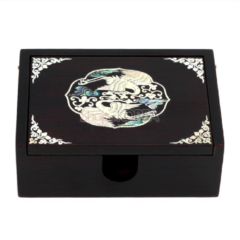 흑색 옻칠 위 자개 상감으로 쌍학과 모서리 당초문을 장식한 사각형 자동 명함함.