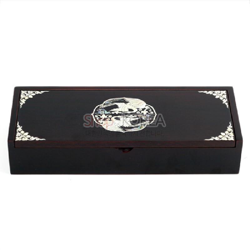 짙은 옻칠 바탕 위 자개 상감 기법으로 쌍학과 모서리 연화문을 장식한 직사각 자동필함.