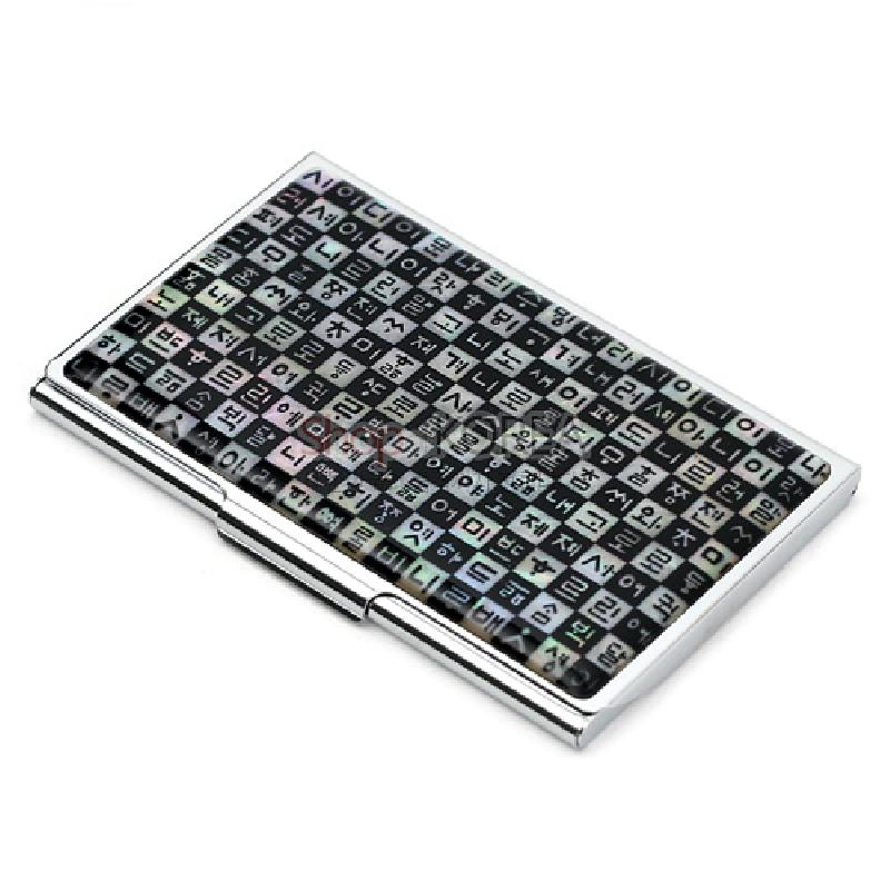 자개 상감 기법으로 은은한 빛을 내는 한글 자모 문양과 금속 프레임이 조화된 블랙 톤의 명함집.