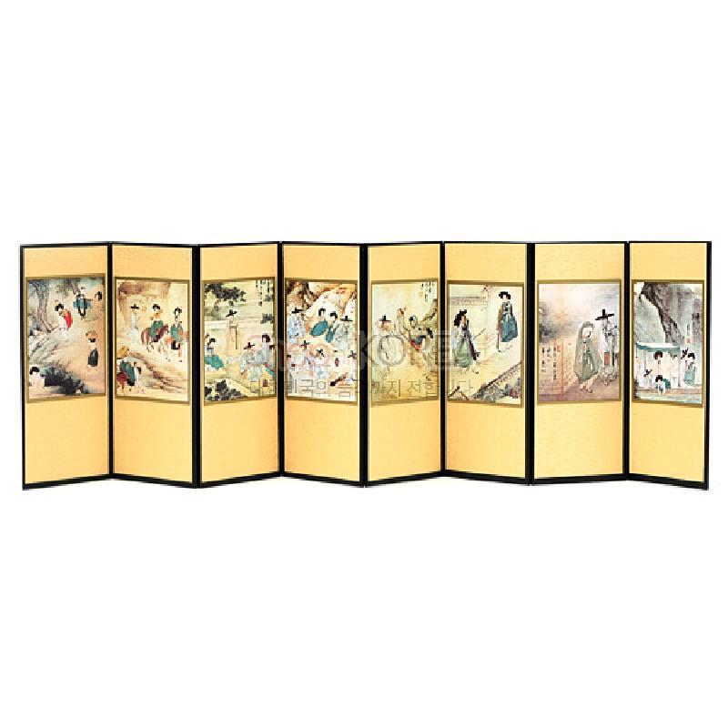 실크 재질 8폭 병풍에 신윤복 풍속화를 인쇄한 패널과 노란 바탕, 검은 테두리 배색이 조화로운 전통 장식품.