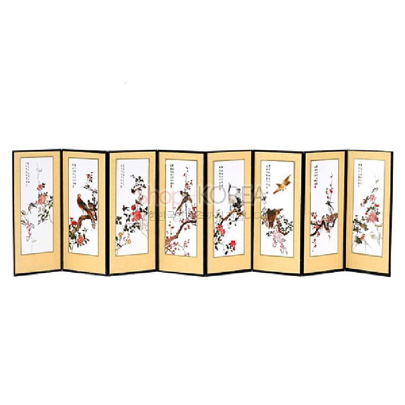 실크 재질 8폭 병풍에 수묵채색 기법으로 표현한 화조도와 한시 서예, 연한 황금색 여백과 검은 테두리 장식이 조화를 이루는 소형 장식병풍.