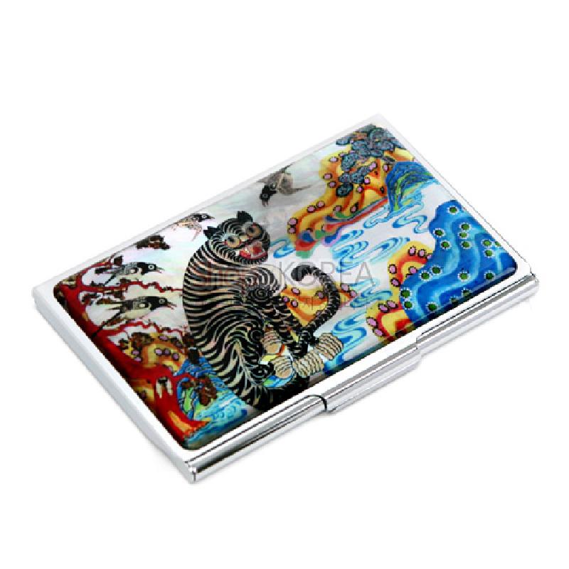 자개 상감 기법으로 표현한 까치호랑이와 산수무늬, 다채로운 원색 배색이 특징인 금속 명함집.