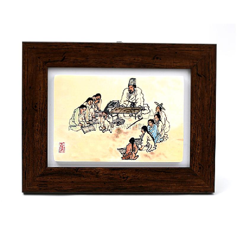 짙은 갈색 나무 액자에 담긴 서당 풍속화 도판, 담채 기법과 한복 인물 묘사가 돋보이는 전통 그림 액자.