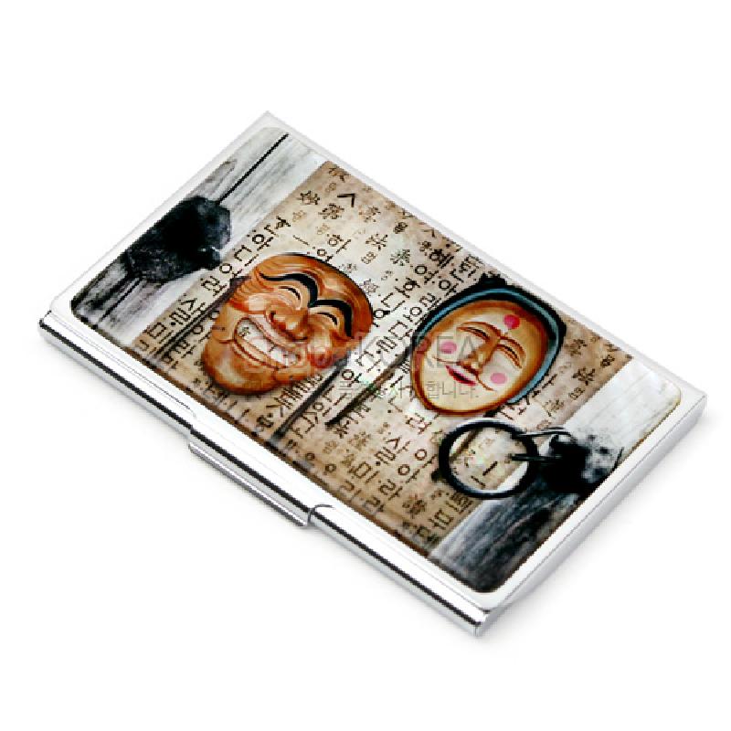 금속 재질 위에 하회탈 그림과 한글 서체 배경을 인쇄한 디자인의 명함집.