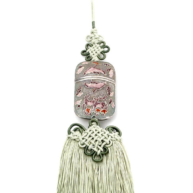 은빛 금속 재질 위에 분홍빛 칠보 기법으로 학과 사슴 문양을 넣은 안경집, 전통 매듭과 옅은 아이보리 술 장식 노리개.