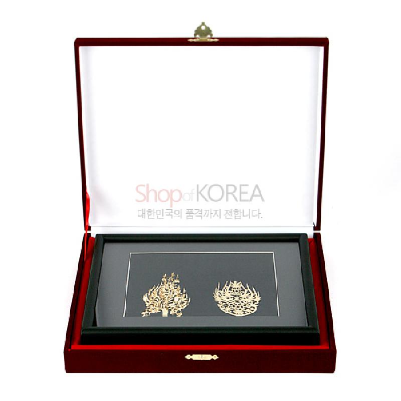검정 바탕에 금속으로 정교하게 절삭된 왕·왕비 금제 관식 문양을 배열한 액자형 장식품.