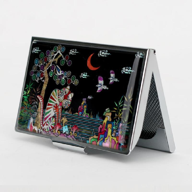 흑색 옻칠 바탕에 자개 상감으로 까치와 호랑이, 소나무와 풍경 문양을 화려한 다채색으로 표현한 금속 명함집.