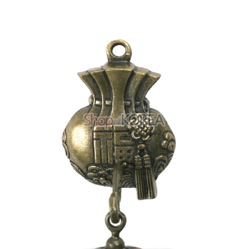 고급스러운 황동 소재에 복(福) 문자와 매듭, 술 장식을 양각으로 새긴 복주머니 모양 장식.