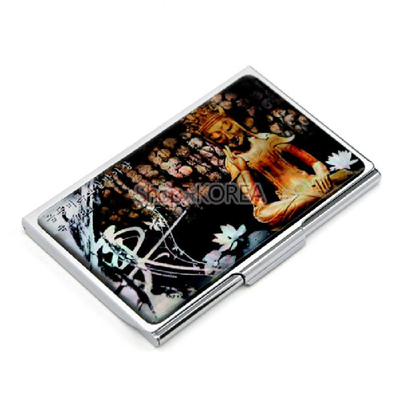 금속 재질 위에 칠 기법으로 표현된 미륵보살반가상과 연꽃 문양, 흑색과 금색 대비가 돋보이는 명함집. 금속 재질 위에 칠 기법으로 표현된 미륵보살반가상과 연꽃 문양, 흑색과 금색 대비가 돋보이는 명함집.