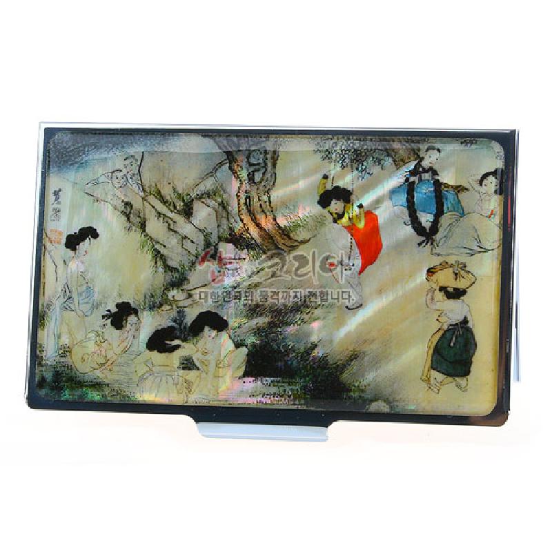 자개 바탕 위에 단오 풍속 인물화를 섬세한 채색으로 표현한 직사각 금속 명함집.