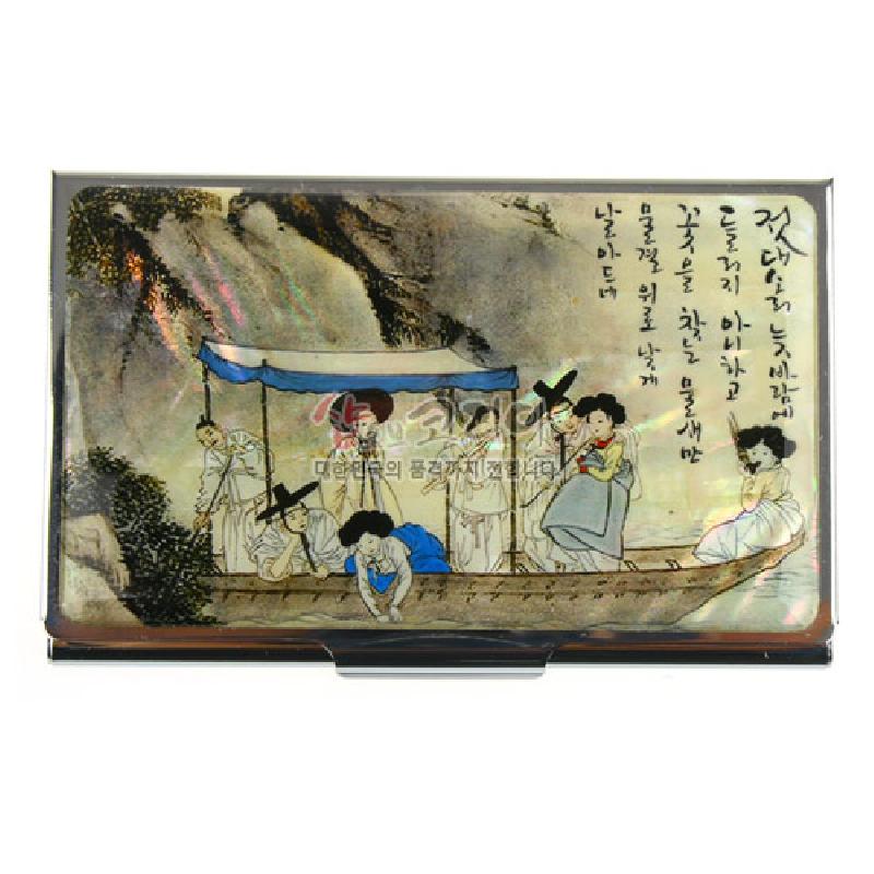 자개 상감 기법으로 그린 전통 선유도와 한글 서예 문양, 은은한 색조의 옻칠 마감 금속 명함집.