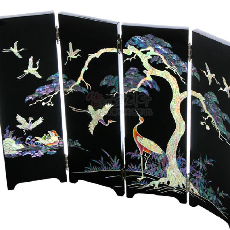 흑색 옻칠 바탕에 자개 상감으로 소나무와 학, 연못 풍경을 표현한 4폭 병풍형 공예품. 흑색 옻칠 바탕에 자개 상감으로 소나무와 학, 연못 풍경을 표현한 4폭 병풍형 공예품.
