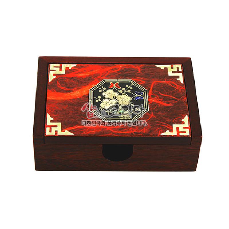 붉은 한지 표면 위에 팔각 은선 매화 자개 상감과 모서리 전통 기하문이 장식된 목재 자동 명함함.