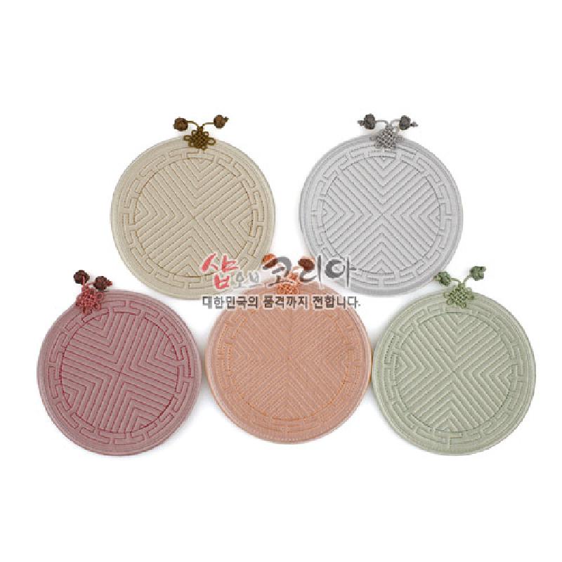 파스텔 톤 원형 누비 컵받침 5종 세트, 기하학 문양과 배씨머리 매듭 장식이 특징인 패브릭 소품.