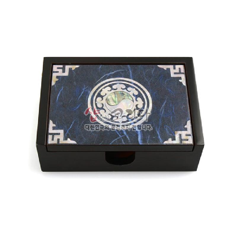 청색 한지 위 태극 원형 문양과 귀퉁이 전통기하무늬 장식, 중앙 자개 포인트가 돋보이는 나무 명함함.