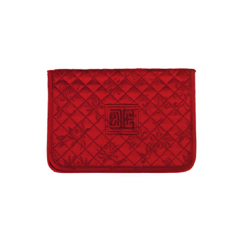 붉은 색 비단 재질에 누비 기법으로 사선 격자와 전통 문양을 수놓은 여권 지갑.