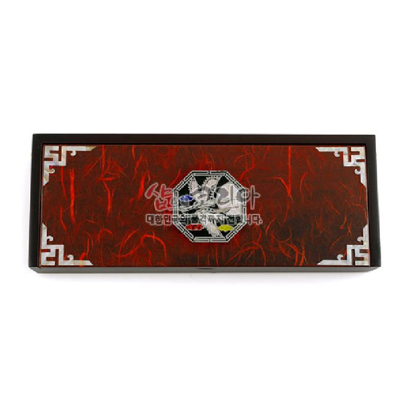 붉은 한지 바탕에 은색 모서리 문양과 팔각 학 문양 장식이 들어간 직사각형 자동 필함.