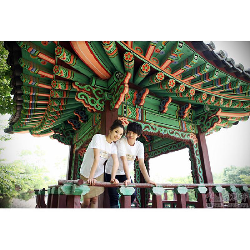 흰색 면 티셔츠에 도깨비 캐릭터를 3D 입체 발포 기법으로 표현한 캐주얼 디자인.