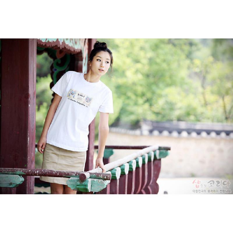 흰 면 소재에 도깨비 캐릭터와 한글 문양이 컬러 프린트된 3D 입체 효과 티셔츠.