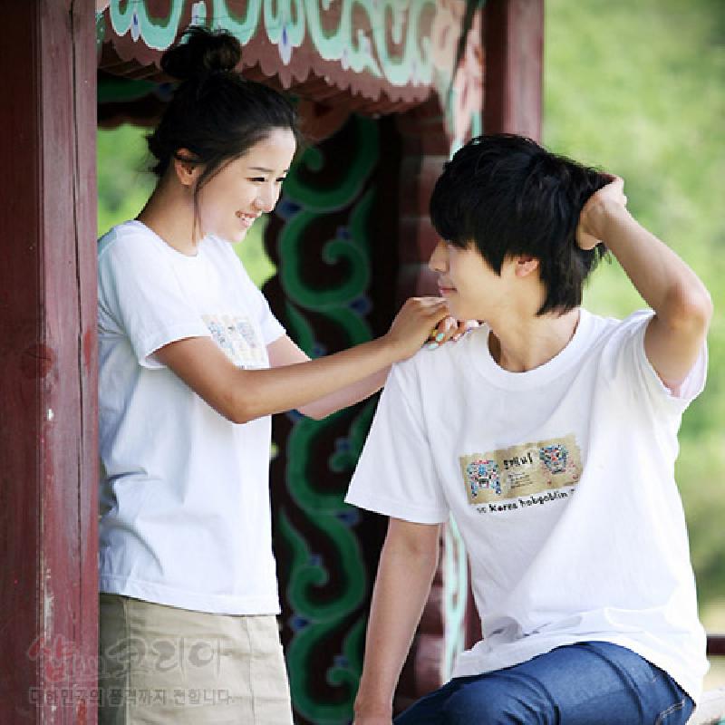 흰색 면 소재에 도깨비 그림과 영문 문구가 인쇄된 3D 입체 효과 전면 패널 장식 티셔츠.