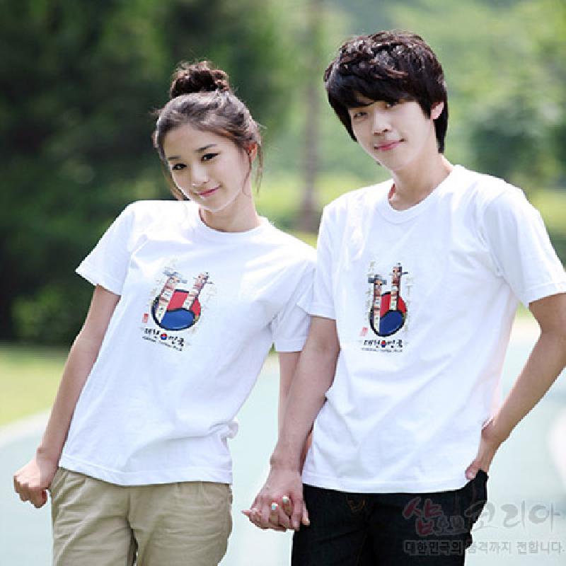 장승 형상과 태극 문양을 컬러 인쇄한 흰색 면 소재 3D 입체 그래픽 티셔츠.