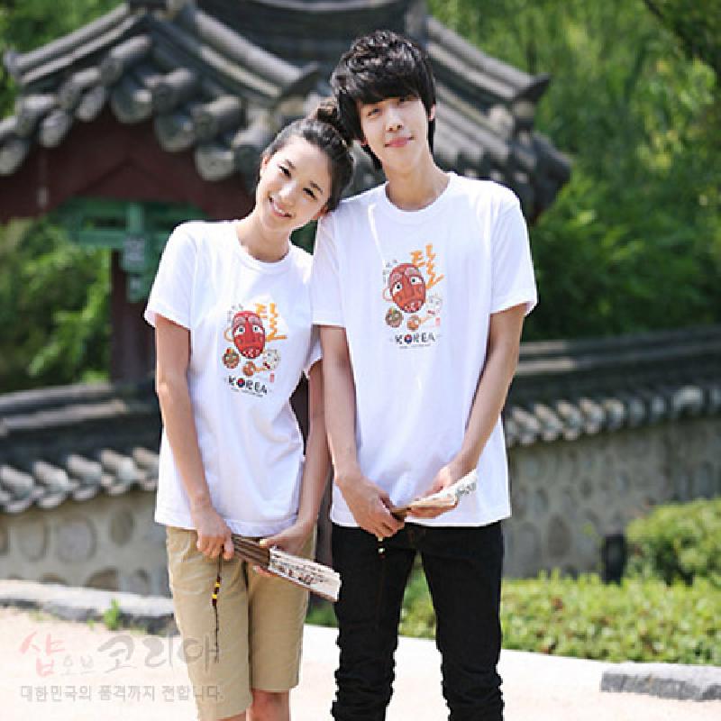 흰색 면 소재 티셔츠에 전통 탈 캐릭터와 한글, 영문 조합의 3D 발포 프린트 그래픽이 강조된 디자인.