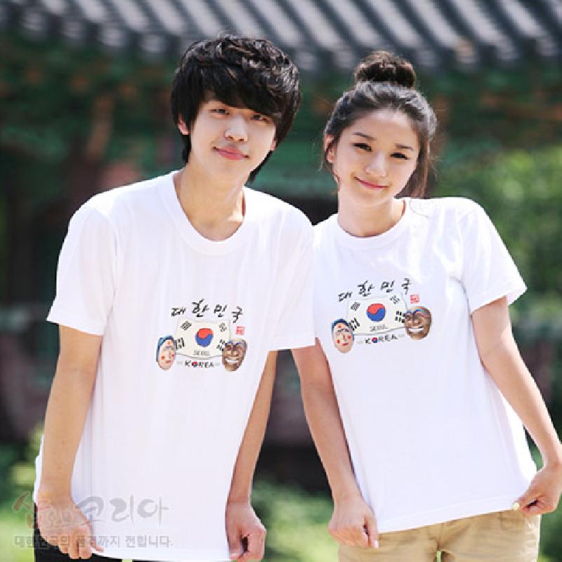 흰색 면 소재 위에 태극기와 탈, 한글 서체가 컬러 프린트된 3D 입체 그래픽 티셔츠.