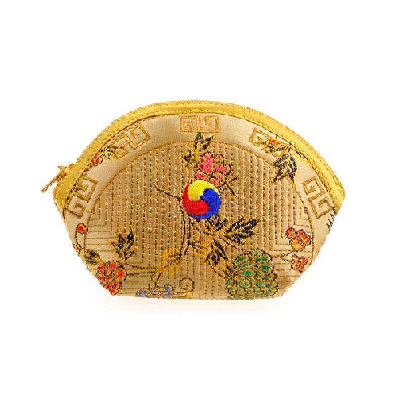 금색 비단 누비 소재에 태극 문양과 꽃, 잎사귀 자수 장식이 더해진 반달형 동전지갑.