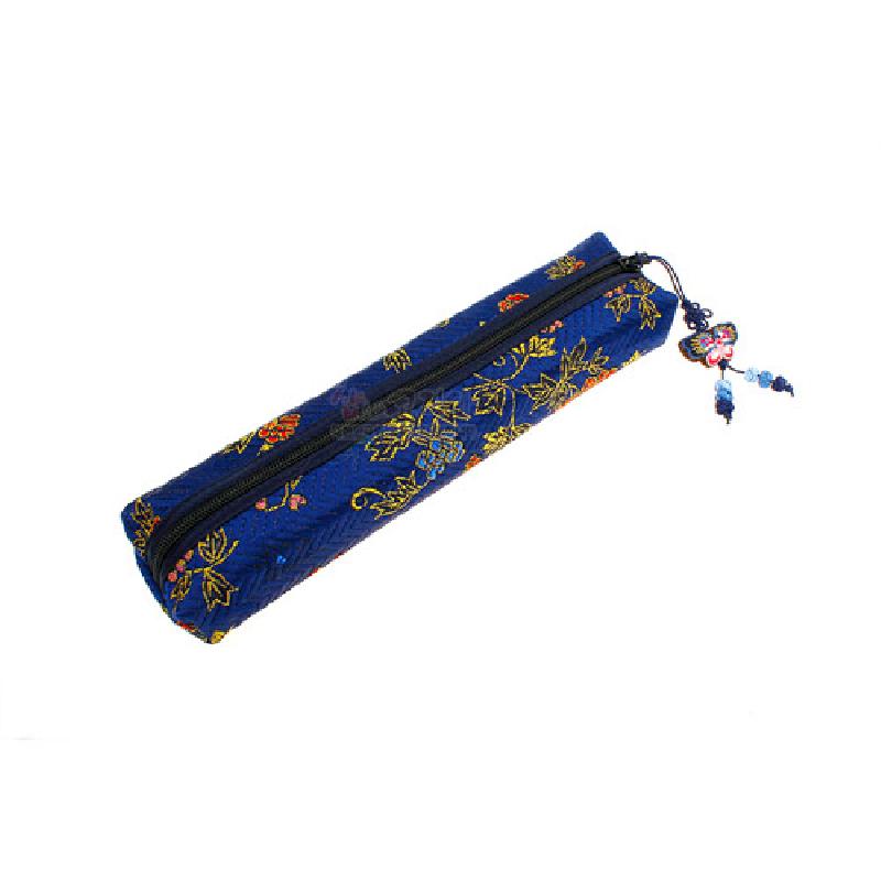 남색 비단 누비 공예로 제작된 필통, 금색과 붉은색 꽃문양 자수와 나비 매듭 장식 지퍼 손잡이가 특징인 디자인.