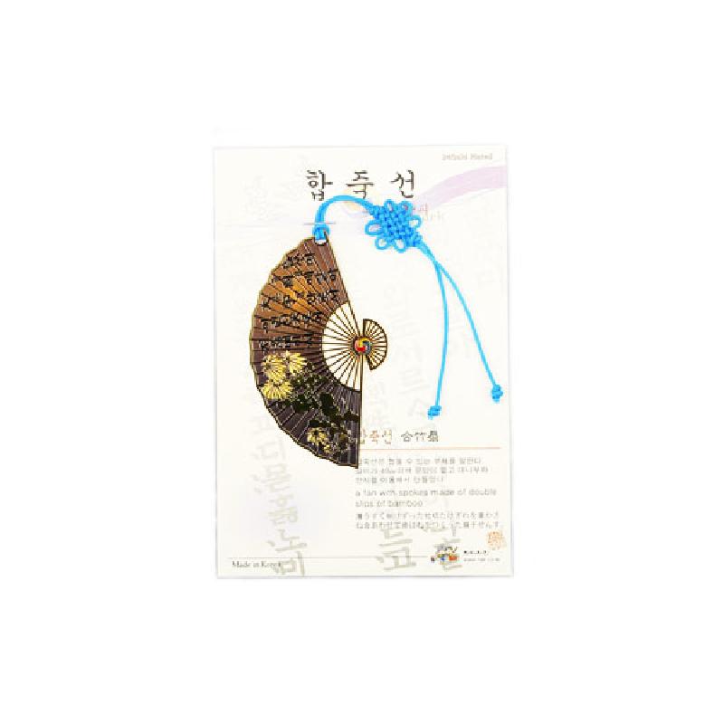 금속 재질 부채 모양 책갈피에 금빛 국화 문양과 한글 문양 장식, 하늘색 전통 매듭 끈이 어우러진 디자인.