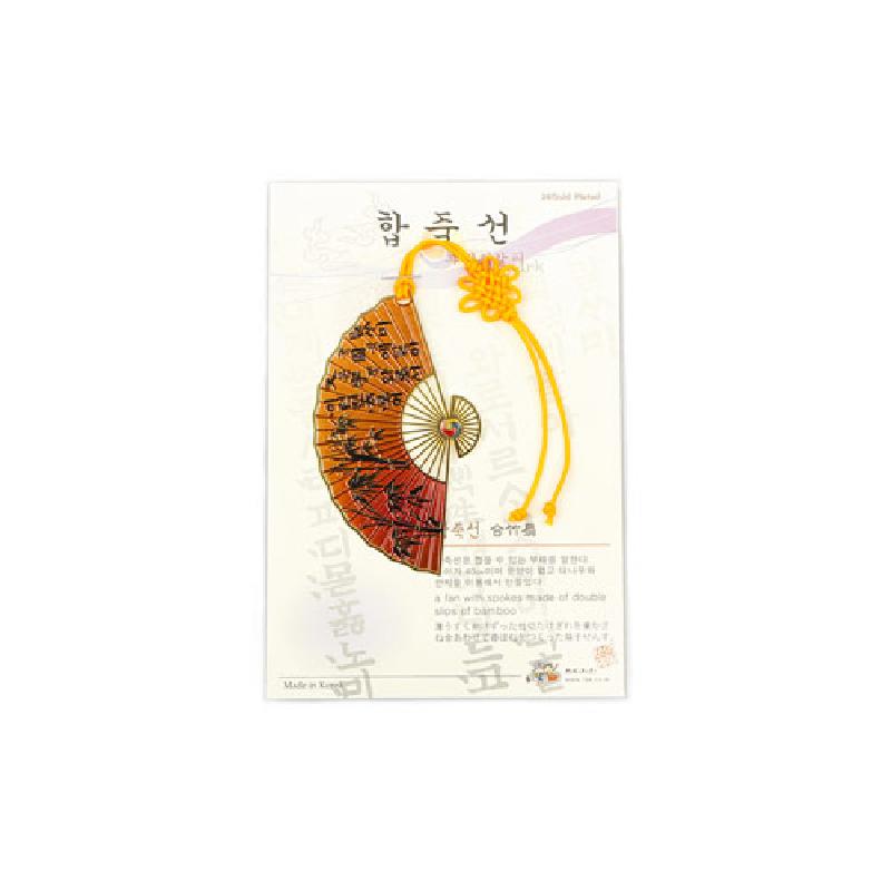 대나무 소재 반달 부채 모양에 훈민정음 서체 문양이 새겨지고 노랑 전통 매듭 장식이 달린 책갈피.