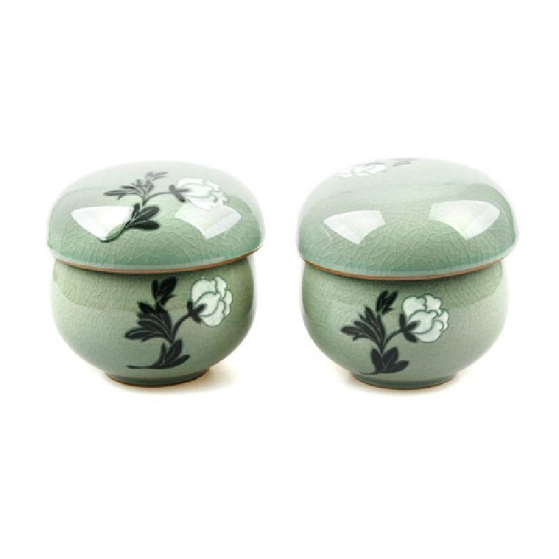 비색 청자 재질에 균열무늬 유약을 입히고 흑백 대비 목단 문양을 상감한 뚜껑 다기 세트.