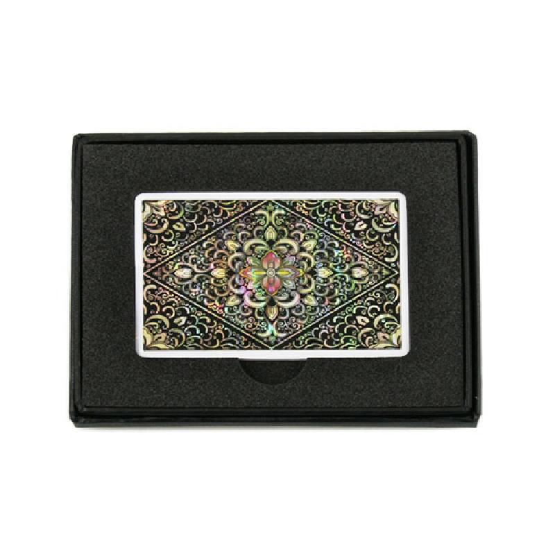 검은 바탕 위 자개 상감으로 표현된 화려한 당초문과 연꽃형 중앙 장식이 특징인 USB 메모리 케이스.