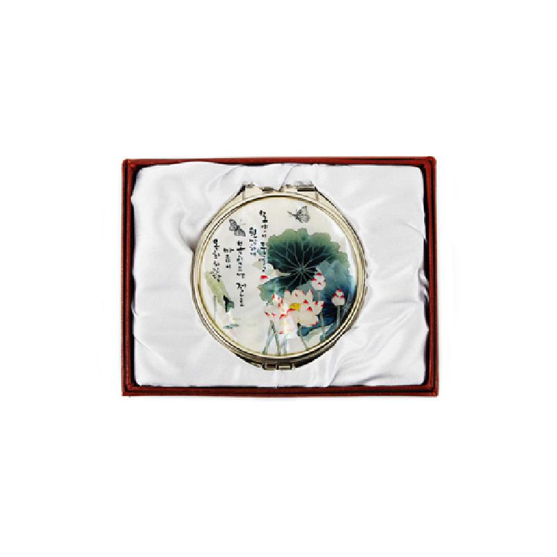 금속 테두리에 수채화풍 연꽃과 나비, 한글 서예 문양이 인쇄된 원형 손거울.