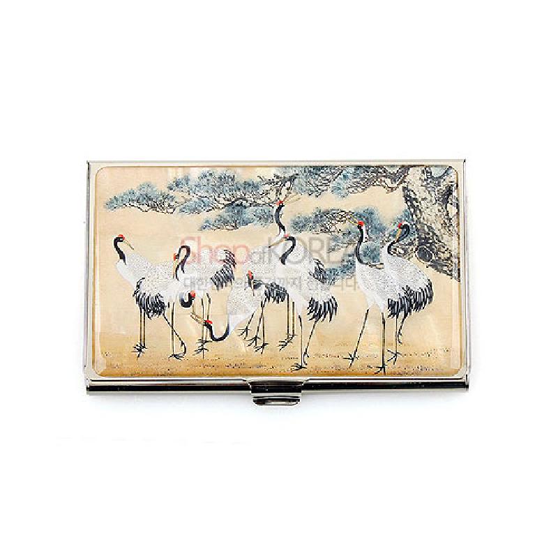 자개 상감 기법으로 표현한 학과 소나무 군학도 문양, 은은한 베이지와 청록 색조가 어우러진 금속 명함집.