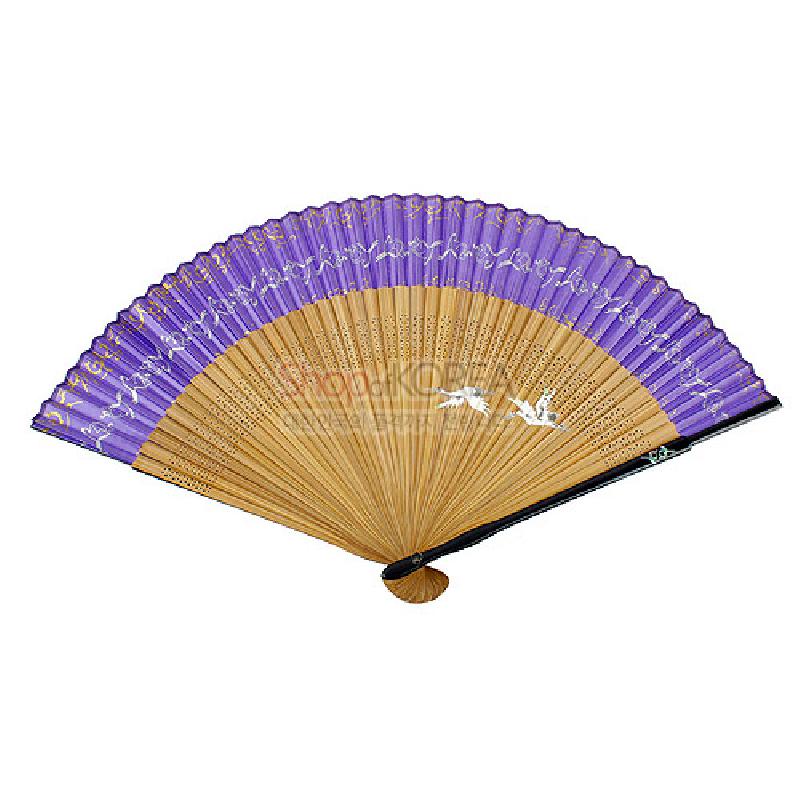 보라색 실크 천에 흰 자개 학 문양과 금색 초화무늬 채색, 대나무살의 투각 장식이 조화를 이룬 접이식 부채.
