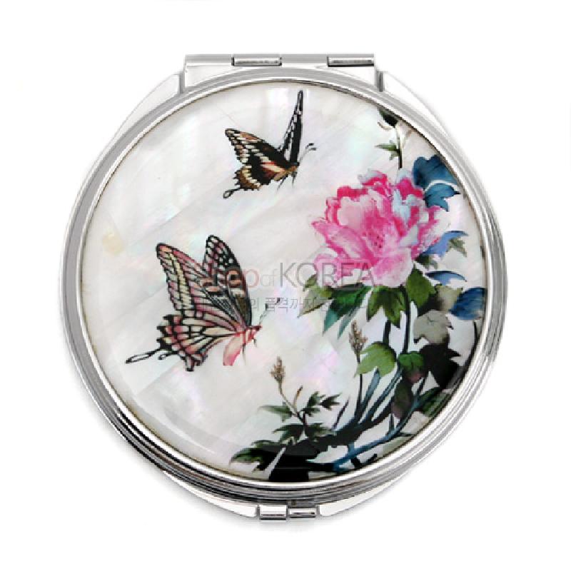 자개 바탕 위에 분홍 모란과 나비를 섬세한 채색으로 표현한 금속 테두리 손거울.