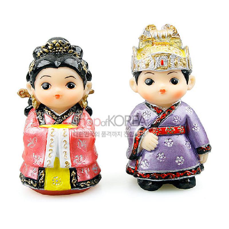 화려한 금색 관과 장식, 분홍·보라 채색과 꽃문양이 특징인 고려 왕과 왕비 복식의 민속인형 세트.