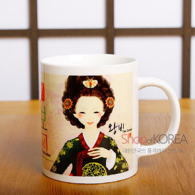 한복 차림 왕비 일러스트와 꽃 문양, 녹색·빨강·아이보리 색조가 조화를 이룬 도자기 머그컵.