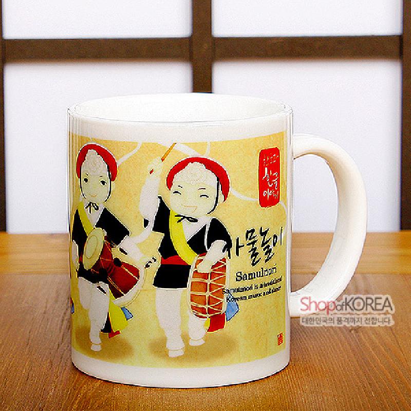 사물놀이 연주자 일러스트와 한글·영문 글씨를 컬러 인쇄한 도자기 머그컵.