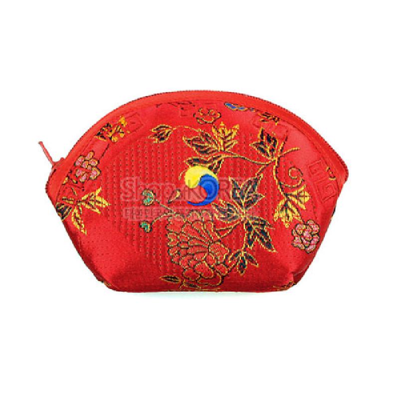 붉은 비단 누비 바탕에 금사로 수놓은 모란과 태극 문양이 조화를 이룬 반달형 동전지갑.