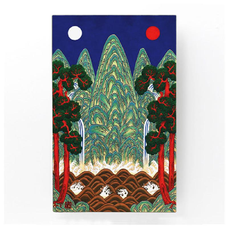 선명한 아크릴 패널 위에 푸른 산과 붉은 소나무, 해와 달이 조화된 일월오봉도 민화 문양 장식. 선명한 아크릴 패널 위에 푸른 산과 붉은 소나무, 해와 달이 조화된 일월오봉도 민화 문양 장식.