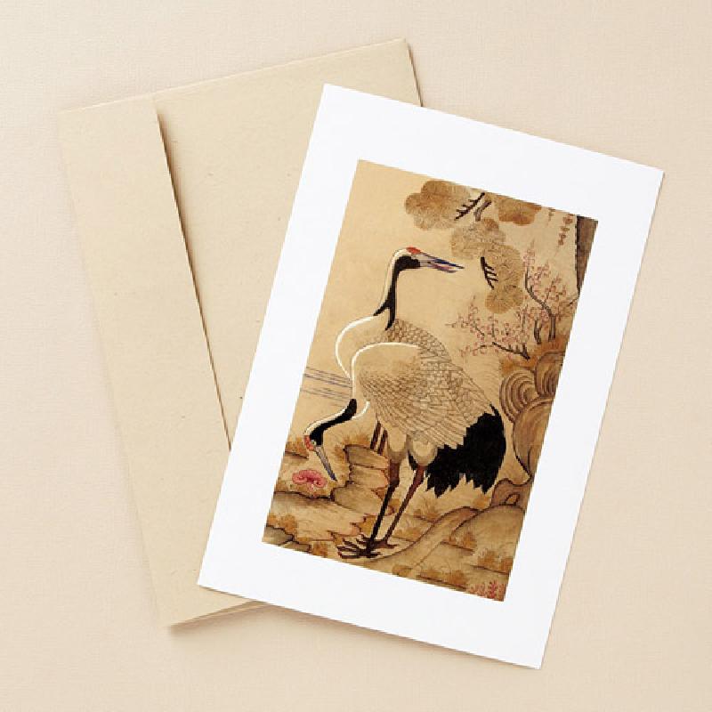 전통 민화 기법으로 그린 송학도 그림을 인쇄한 크레인·소나무·매화 문양의 베이지 톤 카드.