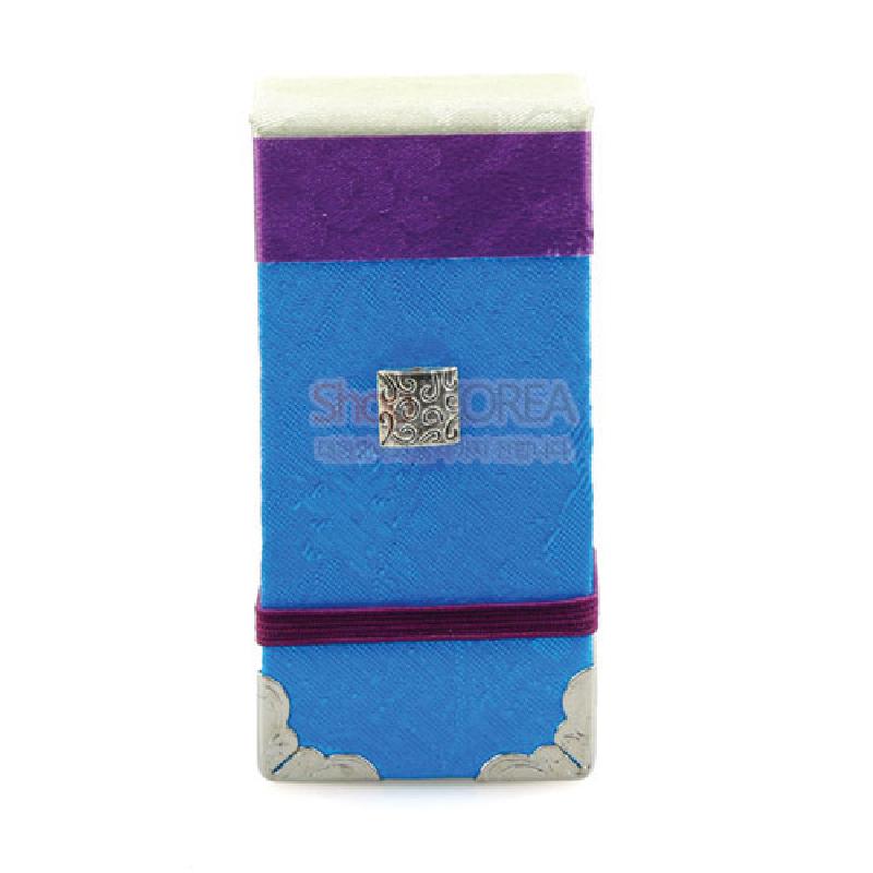 청색 비단 소재에 은색 구름문양 모서리 장식과 중앙 금속 장식이 어우러진 포스트잇 커버.