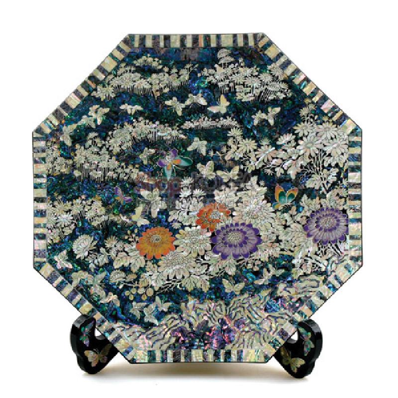 자개 상감과 옻칠 기법으로 완성된 팔각 쟁반, 국화와 나비 문양, 오색 자개와 보라·주황 등 화려한 색채 장식.