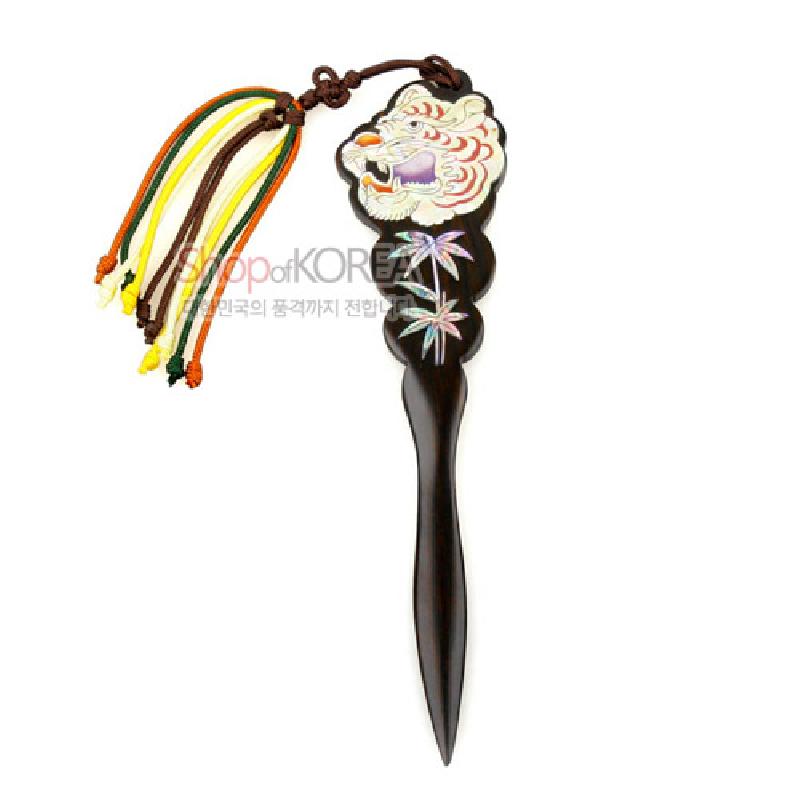 흑단 바탕에 자개 상감으로 호랑이와 대나무 문양을 넣고, 상단에 다채로운 실 매듭 장식을 더한 다용도 책갈피 겸 편지칼.